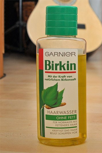 Eine Flasche Birkin Birkenhaarwasser von Garnier und der Aufschrift: Mit der Kraft von natürlichem Birkensaft - Haarwasser ohne Fett für normales bis fettendes Haar - Kräftigt das Haar - Beugt Schuppen vor