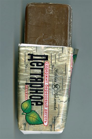 Ein Stück Seife aus Birkenteer in der Original-Verpackung mit russischer Beschriftung