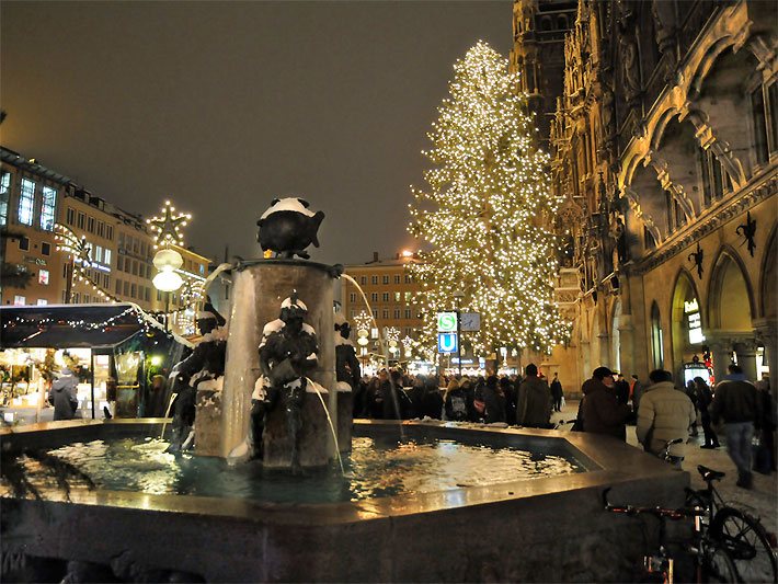 Beleuchteter Fichten-Christbaum beim Rathaus am Marienplatz in München
