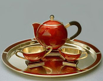 Rot-metallic farbener Teeservice mit Kanne, zwei Tassen mit gold-farbener Innenseite und Tablett