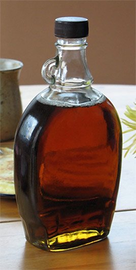 Eine Flasche Ahornsirup vom Grad C aus der Provinz Quebec in Kanada
