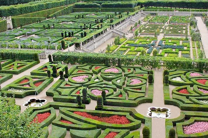 Der Garten vom Renaissance-Schloss Villandry mit Buchsbaum-Einfassungen