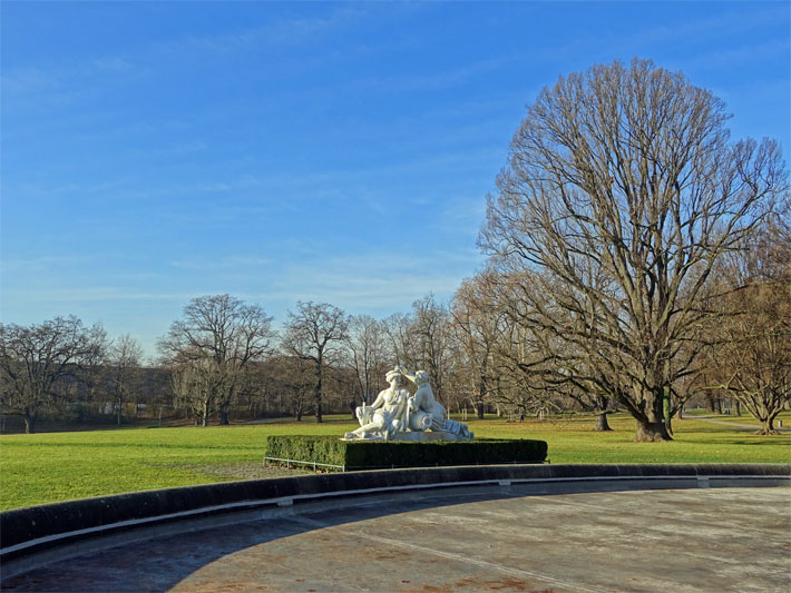 Grünfläche am Haupteingang vom Rosensteinpark Stuttgart von Schloss Rosenstein mit einer Kopie aus Carrara-Marmor der Skulptur Wasser- und Wiesennymphe vom württembergischen Bildhauer des Klassizismus Johann Heinrich Dannecker