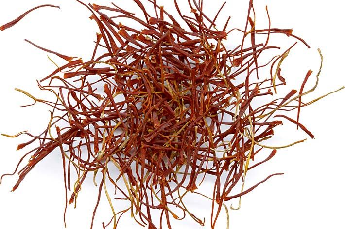 Getrocknete rot-braune Fäden vom Safran-Krokus, botanischer Name Crocus sativus