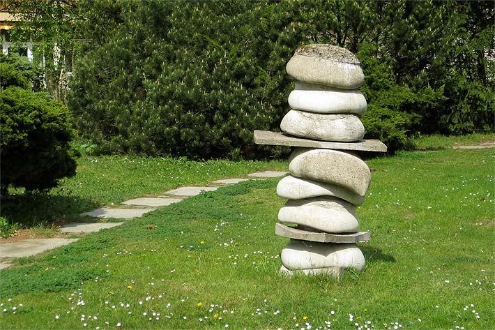 Steinfigur für den Garten zum selber machen als Säule von übereinander befestigten Steinen