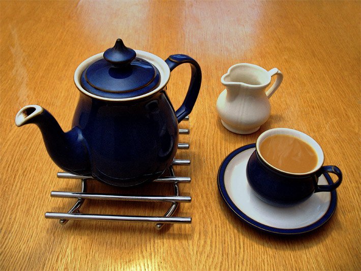 Teeset mit Teekanne, Teetasse, Untersetzer und Milchkanne