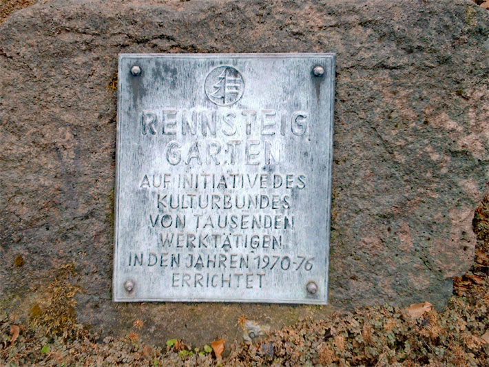 Gedenktafel im Alpengarten Rennsteiggarten bei Oberhof mit der Inschrift - Auf Initiative des Kulturbundes von tausenden Werktätigen in den Jahren 1970 - 1976 errichtet