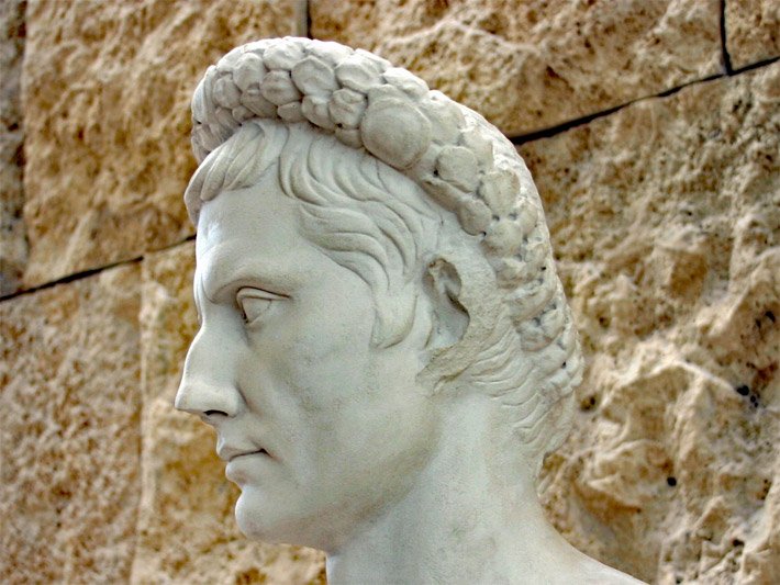 Weisse Büste des römischen Kaisers Augustus mit Eichenkranz