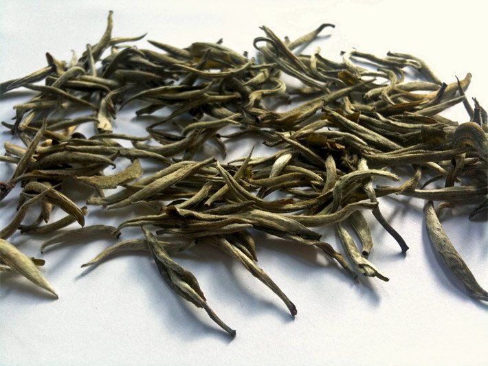 Dunkelgrüne, getrocknete Blätter von einem Weissen Tee der Sorte Bai Hao Yin Zhen