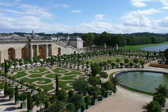 Die Orangerie vom Barock-Schloss Versailles mit Zitronenbäumen