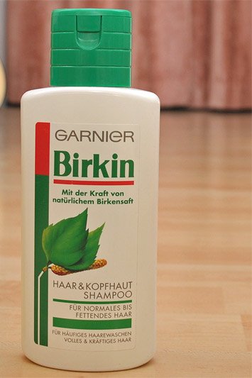 Eine Flasche Birkin Birken-Shampoo von Garnier mit der Aufschrift: Mit der Kraft von natürlichem Birkensaft - Haar & Kopfhaut Shampoo - Für normales bis fettendes Haar - Für häufiges Haarewaschen - Volles & Kräftiges Haar