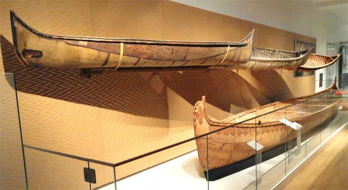 Birkenrindenkanu- beziehungsweise Birkenkanu-Exponaten im kanadischen Royal Ontario Museum in Toronto