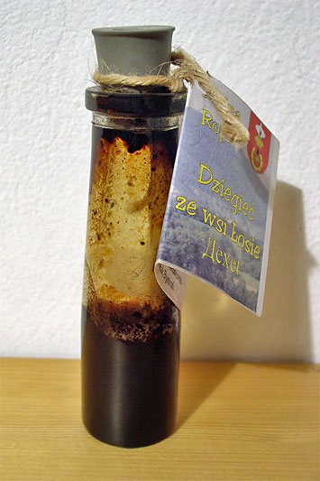 Flasche mit schwarzbraunem Birkenpech aus Polen