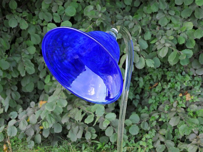 Blaue glockenförmige gläserne Blume mit über 50 cm langem, durchsichtigem Stiehl als Gartendeko