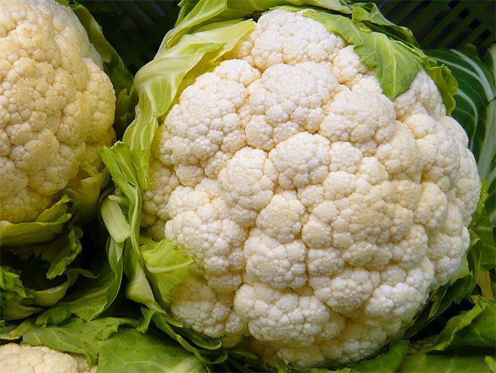 Foto von frischem Blumenkohl in einer Verkaufskiste in einem Bio-Supermarkt