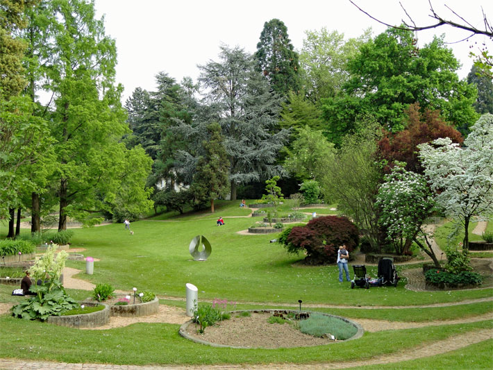 Botanischer Garten Freiburg mit Staudenbeeten, Stahobjekten, Nadelbäumen und Laubsträuchern