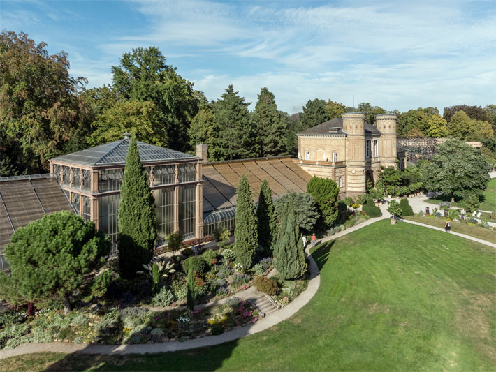 Botanischer Garten Karlsruhe mit dem Torbogengebäude