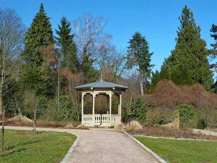 Pavillion im Botanischen Obstgarten Heilbronn im Frühjahr