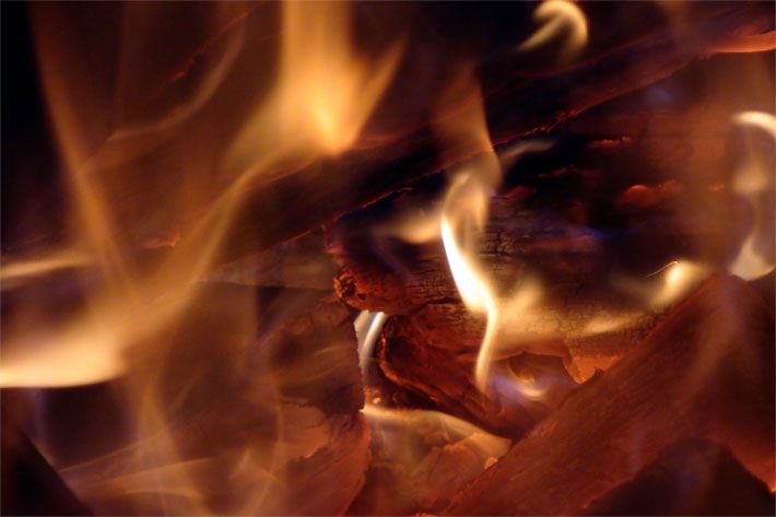 Brennendes Holz bzw. Holzscheite in einem Kamin