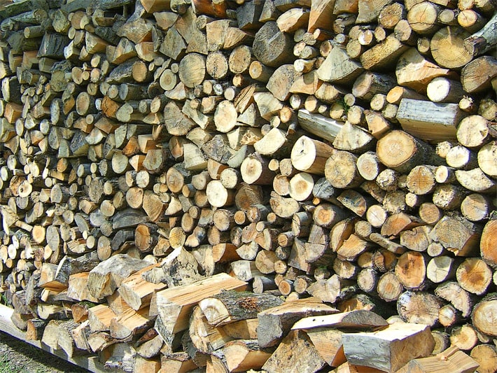 Brennholzstapel, ordentlich gestapelt