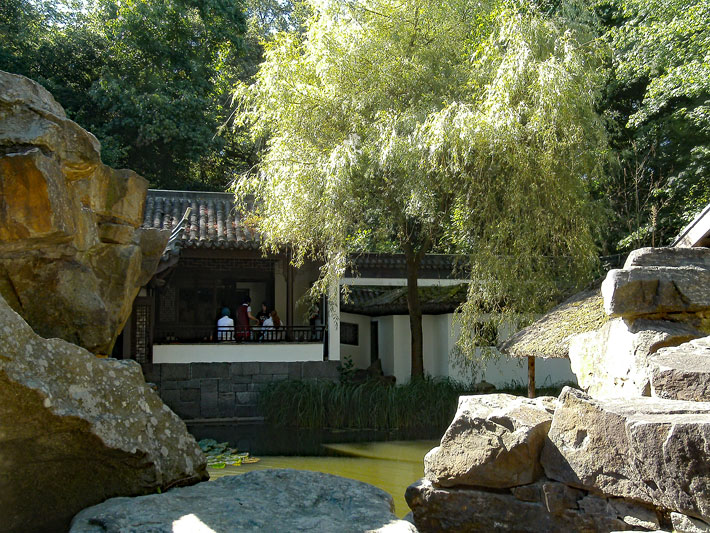 Chinesischer Garten Qian Yuan auf dem Gelände vom Botanischen Garten Bochum mit Pavillon und Teich