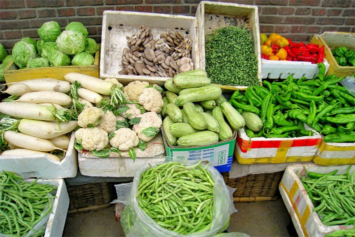 Chinesischer Gemüseshop mit grünen Bohnen, Weißkohl, Kohlrabi, Blumenkohl, grünen, orangen und roten Paprika, Kresse, Austern-Pilzen und Rettich
