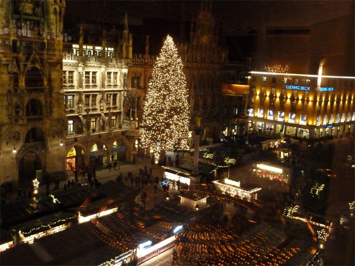 Der Christkindlmarkt am Marienplatz in München mit fast 30 Meter hohem Christbaum bzw. Weihnachtsbaum, der mit über 2.500 Lichtern geschmückt ist