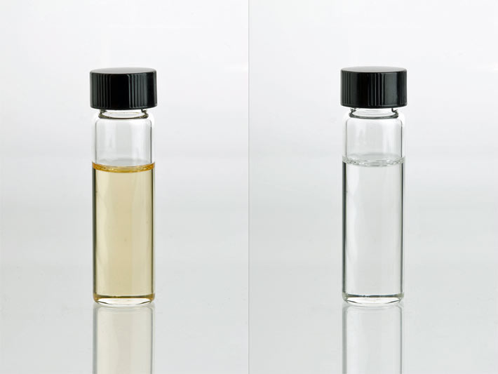 Zwei reagenzglas-breite Glasröhrchen mit Kunststoff-Verschluß mit extrahiertem reinem ätherischen Eukalyptusöl, links schwach braun vom Zitroneneukalyptus, rechts durchsichtig vom Gewöhnlichen oder Blauen Eukalyptus