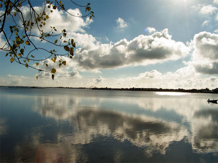 Blick von der Hafensiedlung Orth auf der Ostseeinsel Fehmarn auf die Fehmarnsundbrücke