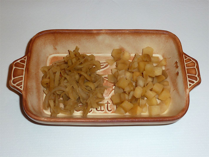 Längliche Porzellan-Schale mit geschnnittenen Streifen und Würfeln nach der Fermentation als Beispiel wie man Yacon fermentieren kann