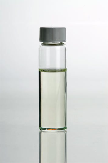 Fichtennadelöl, d.h. ätherisches Öl gewonnen aus Nadeln der Schwarzkiefer in einem Klarglasfläschchen
