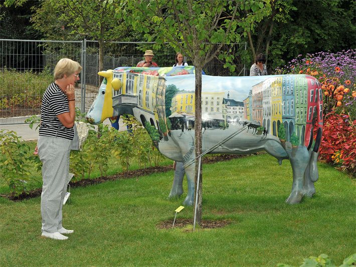 Lebensgrosse Deko-Garten-Kuh mit einer Altstadt-Bemalung