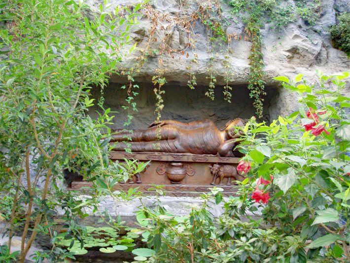 Gartendekoration mit einer Buddha-Figur in der Botanika im Rhododendronpark Bremen