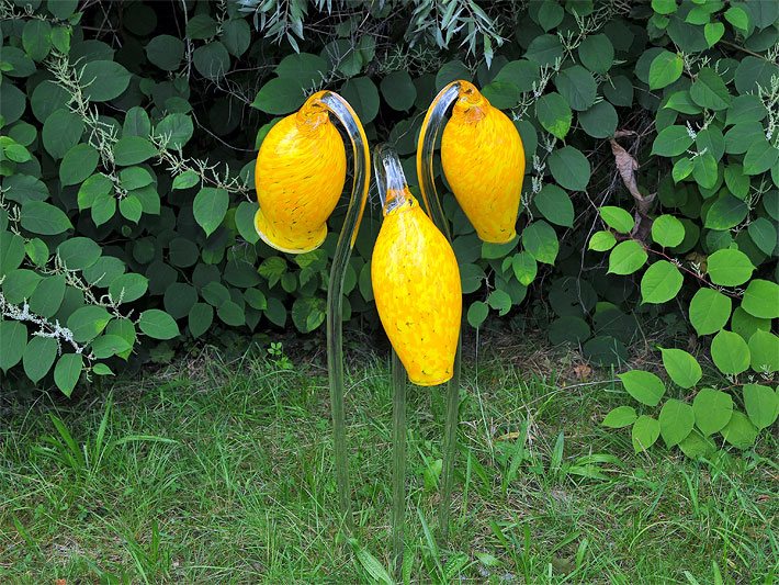 Drei gelbe Glasblumen als über 50 cm hohe Nachbildung von Schneeglöckchen als Gartendeko