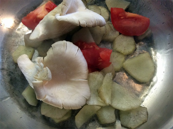 Rezept-Idee für eine Gemüse-Pfanne mit gedünsteten Yacon-Wurzelscheiben, Tomaten und Austernpilzen