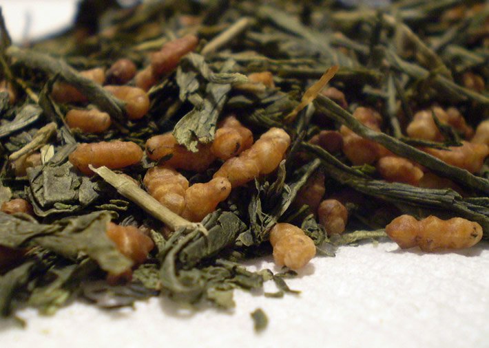 Genmaicha, eine japanische Teemischung bestehend aus getrockneten dunkelgrünen Grüntee-Blättern und gerösteten orange-braunen Popcorn-Reis-Körnern