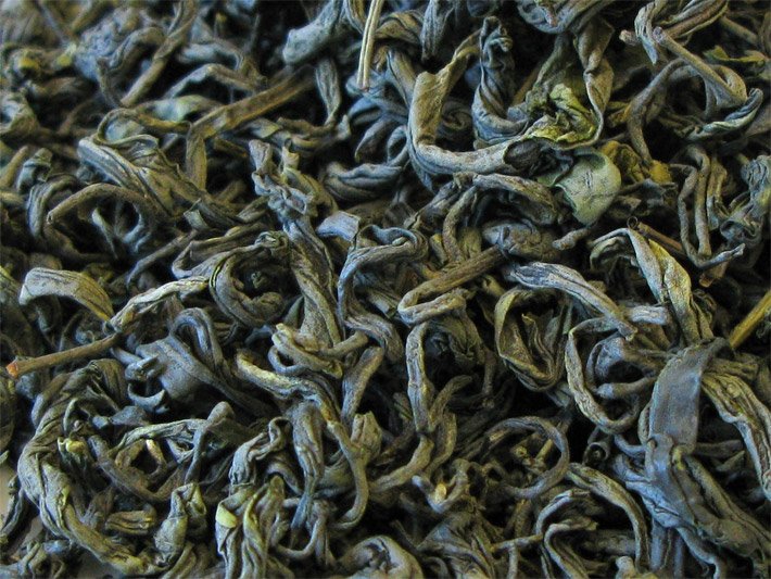 Dunkelgrüne, getrocknete Blätter des grünen Tees