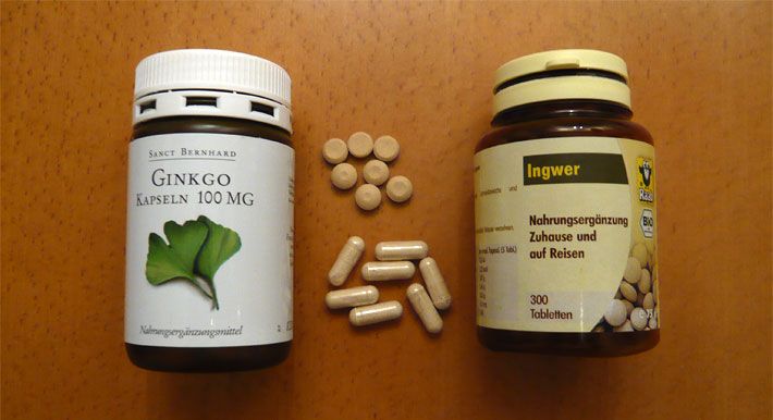 Zwei Dosen mit Ginkgo-Kapseln und Ingwer-Tabletten als Nahrungsergänzung