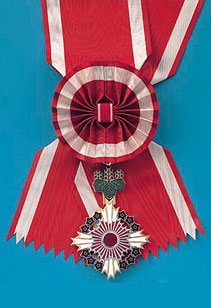 Grossen Orden der Paulownienblüte an rotem Band auf türkis-blauem Hintergrund