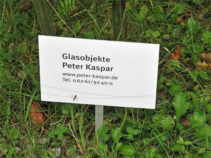 Hersteller-Schild mit den Firmen-Daten - Glasobjekte Peter Kaspar, www peter-kaspar de, Telefon 06261/9240-0
