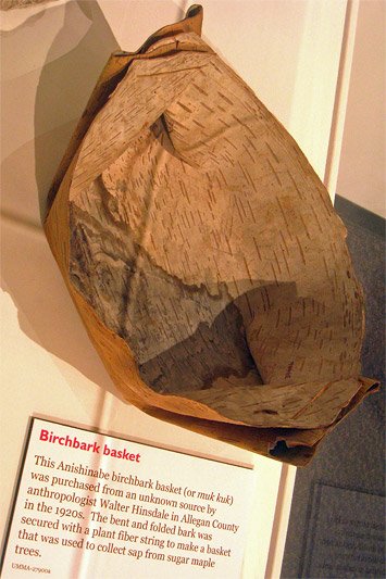 Historischer Birkenkorb oder Birkenrinde-Korb im Naturhistorischen Museum im amerikanischen Michigan, der als Behälter für Ahorn-Sirup verwendet wurde