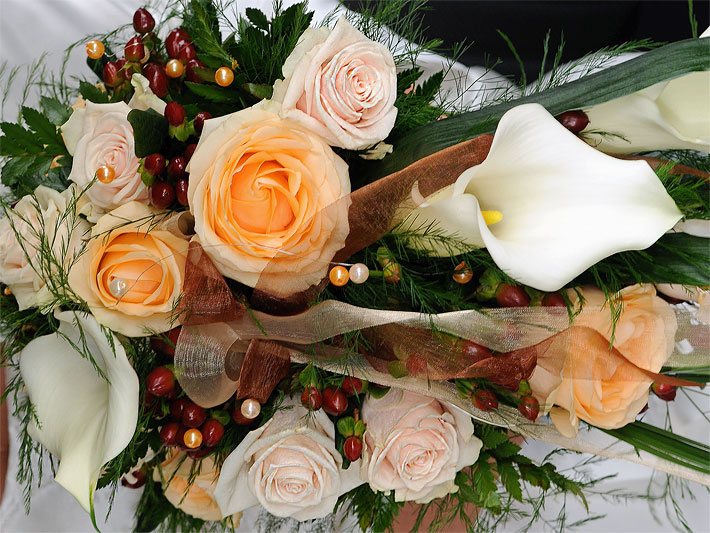 Hochzeitsstrauss mit weißen Callas, orangen und rosa-weißen Rosen
