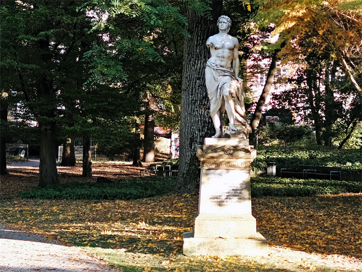 Das Hölderlin-Denkmal, eine Marmor-Steinskulptur aus dem Jahr 1881 im alten Botanischen Garten Tübingen