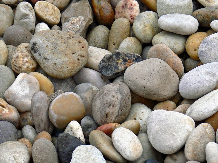 Beispiele für verschiedenfarbige Steine von einem Kiesgarten in Grossaufnahme