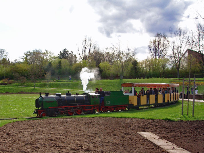 Die Killesbergbahn Stuttgart im Betrieb mit besetzten Zug-Wagons und Dampflock im Höhenpark Killesberg