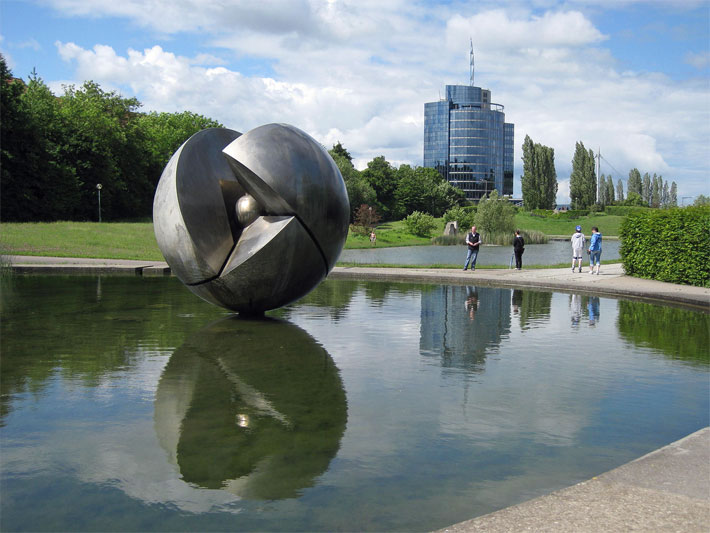 Kugel-Stahlskulptur vom deutschen Bildhauer Hans Dieter Bohnet für ein Wasserspiel im künstlichen Kugelsee auf dem Eglsee-Gelände am Wartberg in Stuttgart