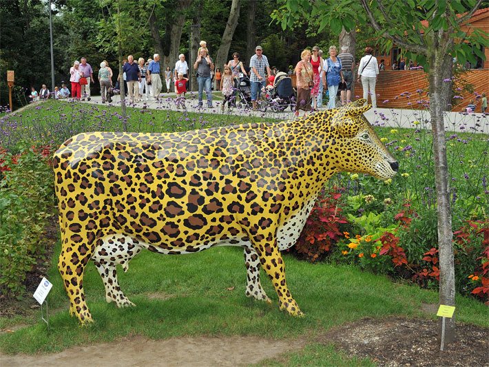 Kuh-Figur lebensgross für den Garten mit Leopardenmuster auf einer Ausstellung