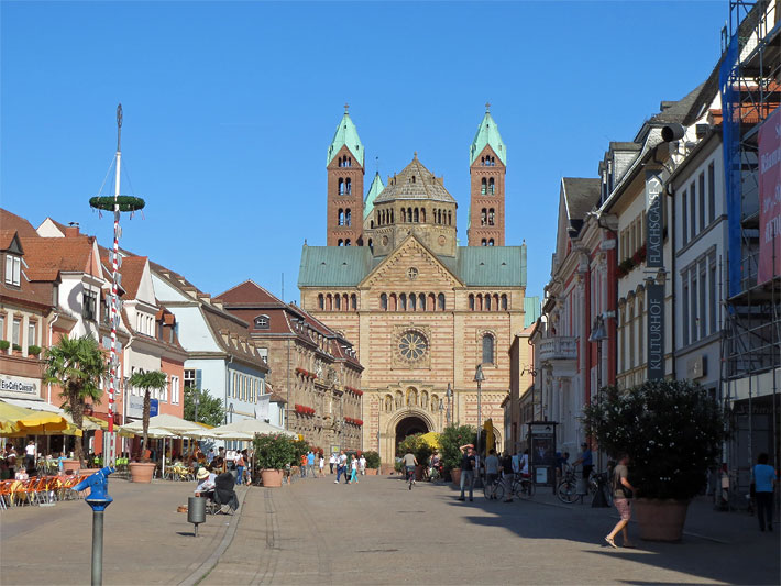 Maibaum in der Maximilianstraße in der kreisfreien Stadt Speyer mit rot-weissem Rautenmuster