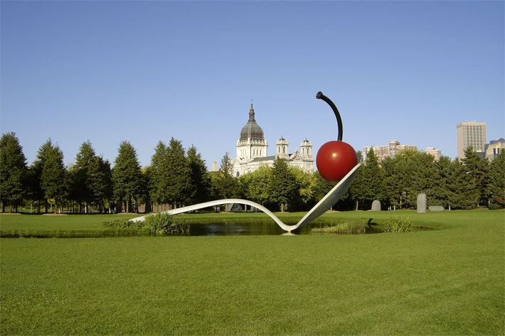 Moderne Gartenanlage mit einem Löffel mit Kirsche im Minneapolis-Skulpturen-Garten