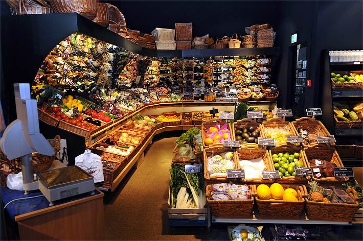 Große Obst- und Gemüseabteilung in einem Supermarkt